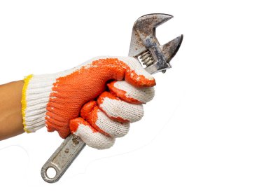 Beyaz arka planda izole edilmiş ayarlanabilir anahtarı tutan bir adamın yakın görüntüsü. Tamirci ve tamirci. Tamirci. Diy konsepti. Araçlar ve araçlar.