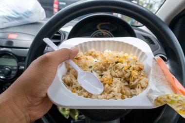 Trafikte fast food yerken direksiyona geç.