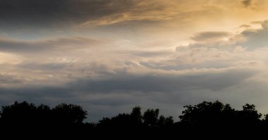 Akşam gökyüzü güzel sarı bir ışığa sahiptir..