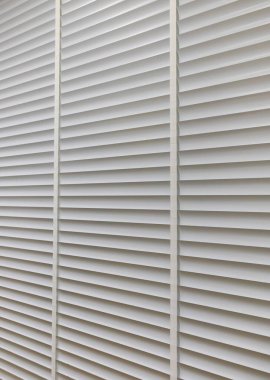 Oturma odasındaki pencerenin panjurları kör.