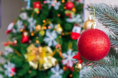 Kırmızı toplarla süslenmiş Noel ağacı beyaz bir duvarda oyuncaklar, kopyalama alanı.