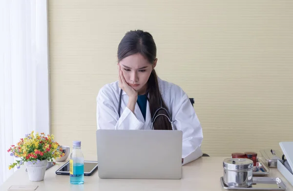Asyalı kadın doktor, baş ağrısını bir defterde izledi.
