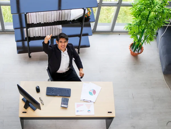 Молодий Азійський Бізнесмен Сидить Стільці Зручному Позі Офісі — стокове фото