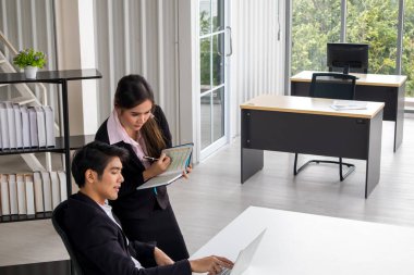 Şirket yöneticisi koçluğu genç sekreter asistanlığı, takım lideri ya da kıdemli yönetici küçüğe iş görevlerini açıklarken, iş adamı sözleşmeli şartları anlatırken ya da kadın ortağa ayrıntıları anlatırken