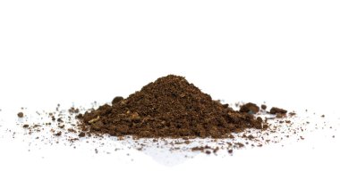 Beyaz arka planda kirli toprak. Doğal toprak dokusu