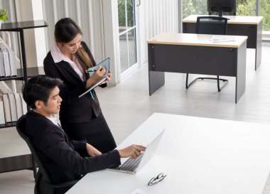 Şirket yöneticisi koçluğu genç sekreter asistanlığı, takım lideri ya da kıdemli yönetici küçüğe iş görevlerini açıklarken, iş adamı sözleşmeli şartları anlatırken ya da kadın ortağa ayrıntıları anlatırken