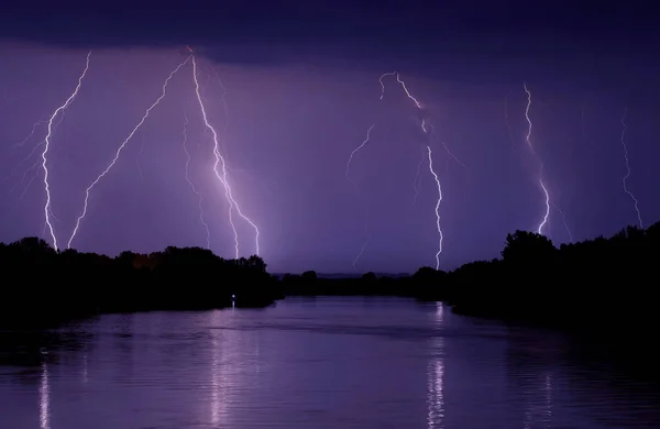 Літній Thunderbolt Ніч Буря Над Річкою Вночі — стокове фото