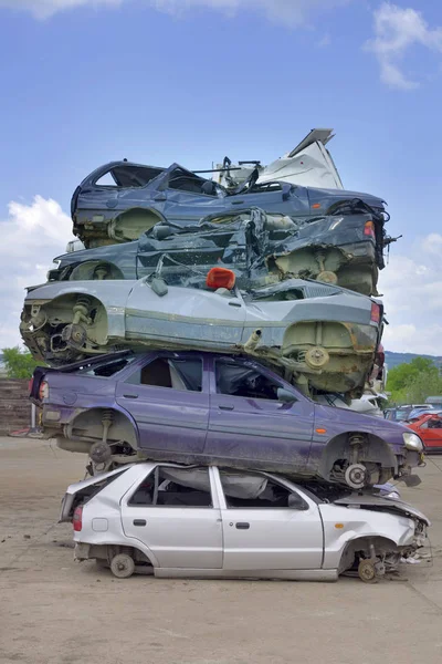 Carro Quebrado Quebrado Empilhado Para Reciclagem — Fotografia de Stock