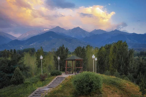 Büyük Almatı zirve ilk Başkan Park manzarası. Kazakistan, Almaty