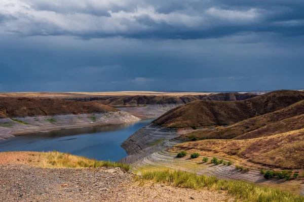 Kurtinsky su deposu görünümü. Kazakistan