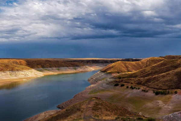 Kurtinsky su deposu görünümü. Kazakistan