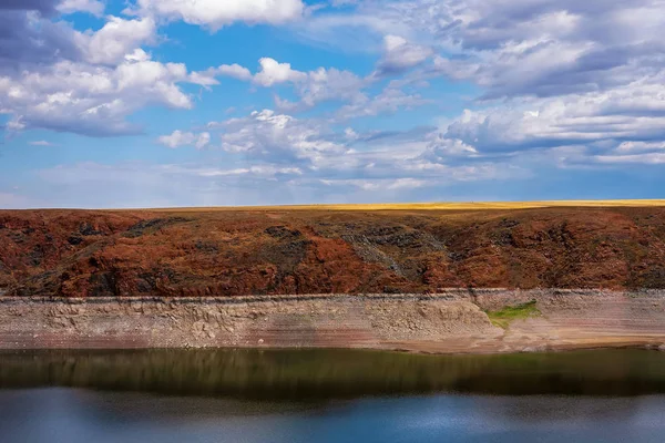 Kurtinsky su deposu görünümü. Kazakistan