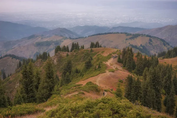 Almatı dağ ve Almatı görünümünü