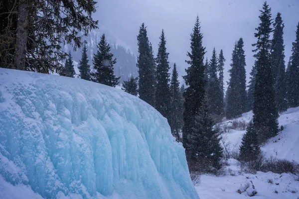 Almatı dağ. Buz, kış, kar.