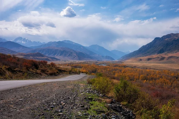 Kolsai gölüne giden yolda manzaralar