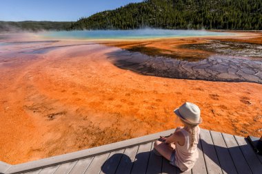 Canlı renkler Grand Prismatic bahar, Midway şofben Havzası, Yellowstone Milli Parkı hayran küçük bir kız
