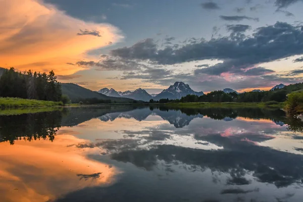 Jackson gölde Grand Tetons yansıması gün batımında.