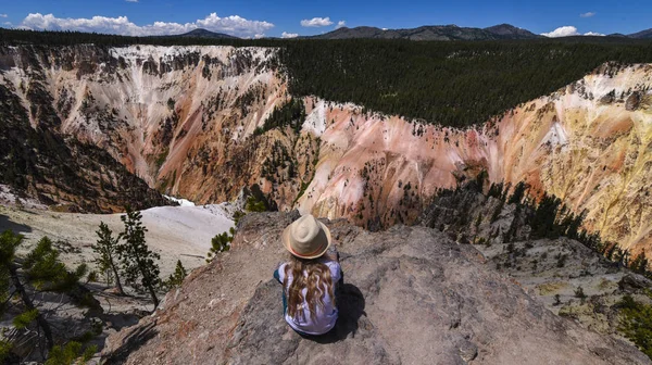 Büyük Kanyon bir zam Clear Lake, Yellowstone Milli Parkı Yellowstone Nehri'nin güney kenarında bakan küçük kız