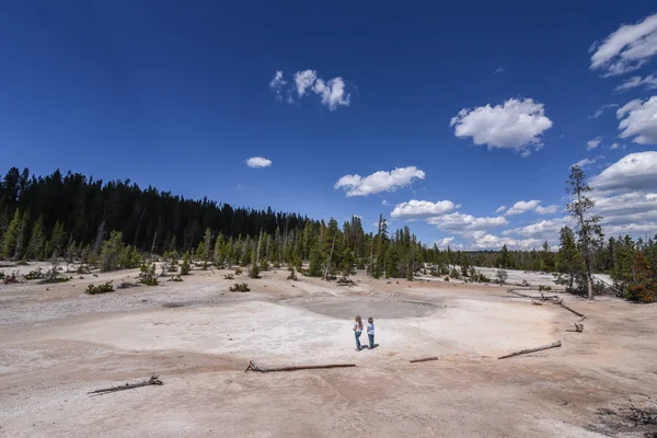 İki küçük kız için Clear Lake yakınındaki Yellowstone Grand Canyon hiking ise çamur tencere hayran.