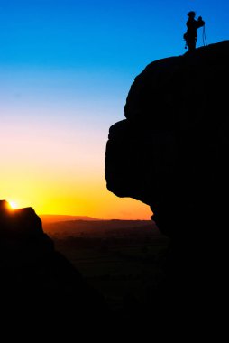 Dağcılar. Almscliffe kaya. Yorkshire. İngiltere