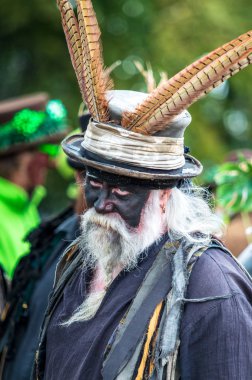 Otley Halk Festivali. Otley. West Yorkshire. İngiltere'de. 22 Eylül 2018. Bunlar 'Morris dansçılar' - sokak sanatçıları, dansçılar ve müzisyenler İngiltere'de küçük bir pazar kasabasında bir asırlık geleneksel dans performans..