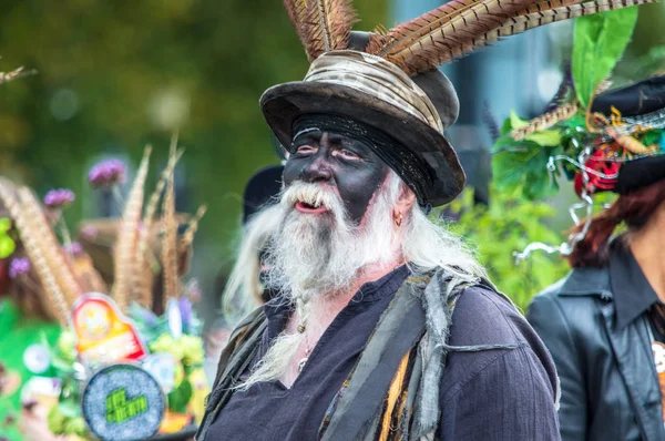 Otley Halk Festivali. Otley. West Yorkshire. İngiltere'de. 22 Eylül 2018. Bunlar 'Morris dansçılar' - sokak sanatçıları, dansçılar ve müzisyenler İngiltere'de küçük bir pazar kasabasında bir asırlık geleneksel dans performans..