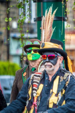 Otley Halk Festivali. Otley. West Yorkshire. İngiltere'de. 22 Eylül 2018. Bunlar 'Morris dansçılar' - sokak sanatçıları, dansçılar ve müzisyenler İngiltere'de küçük bir pazar kasabasında bir asırlık geleneksel dans performans..