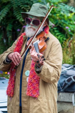 Otley Halk Festivali. Otley. West Yorkshire. İngiltere'de. 22 Eylül 2018. Bunlar 'Morris dansçılar' - sokak sanatçıları, dansçılar ve müzisyenler İngiltere'de küçük bir pazar kasabasında bir asırlık geleneksel dans performans..