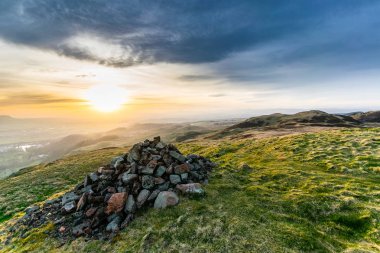 İskoç Dağlık Kale Hukuk hillfort üzerinde Gün batımı