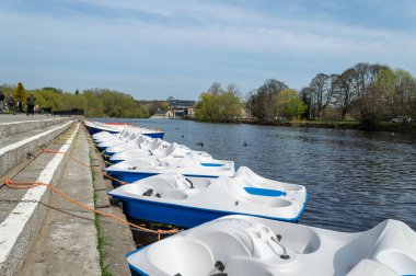 Wharfe nehri üzerindeki tekneler. 