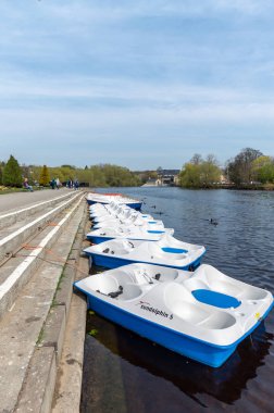 Wharfe nehri üzerindeki tekneler. 