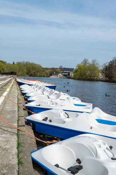 Wharfe nehri üzerindeki tekneler.