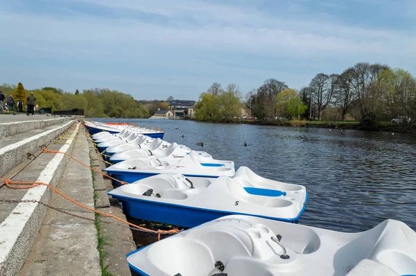 Wharfe nehri üzerindeki tekneler. 