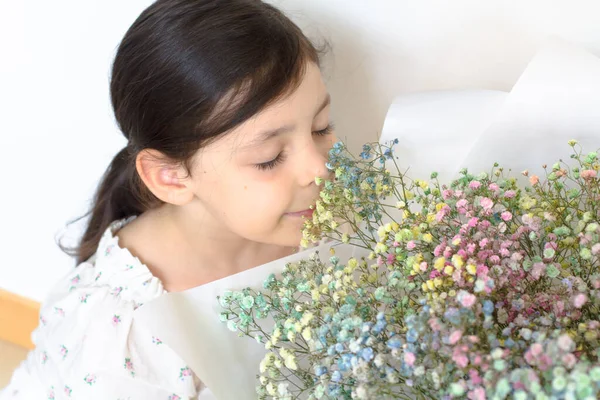 小女孩和五彩缤纷的花朵 — 图库照片