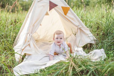 Bir yıl yakışıklı bir teepee açık havada.