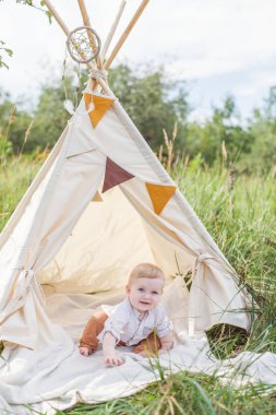 Bir yıl yakışıklı bir teepee açık havada.
