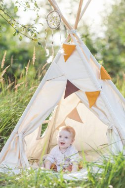 Bir yıl yakışıklı bir teepee açık havada.