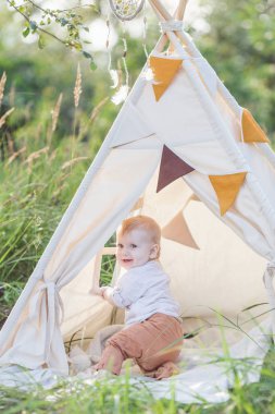 Bir yıl yakışıklı bir teepee açık havada.