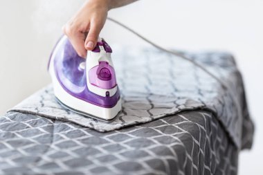 Demir Ütü masası ışık eve iç arka plan üzerinde üzerinde. Ütü yatak çarşafları