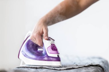 Demir Ütü masası ışık eve iç arka plan üzerinde üzerinde. Ütü yatak çarşafları