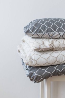 İki Yatak set gri ve bej, Cool kardeşler için iki çocuk için. Modern yatak çarşafları, Trend, Minimalizm temiz ev kavramı