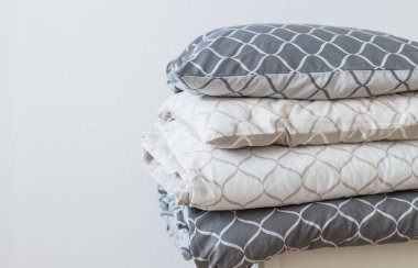 İki Yatak set gri ve bej, Cool kardeşler için iki çocuk için. Modern yatak çarşafları, Trend, Minimalizm temiz ev kavramı