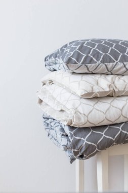 İki Yatak set gri ve bej, Cool kardeşler için iki çocuk için. Modern yatak çarşafları, Trend, Minimalizm temiz ev kavramı