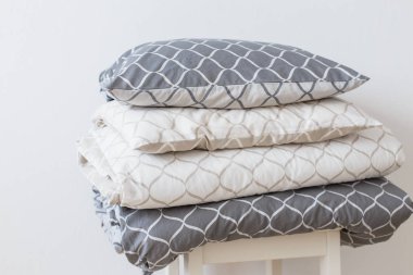 İki Yatak set gri ve bej, Cool kardeşler için iki çocuk için. Modern yatak çarşafları, Trend, Minimalizm temiz ev kavramı