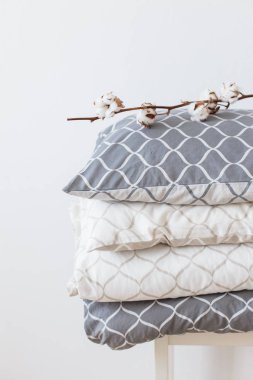 İki Yatak set gri ve bej, Cool kardeşler için iki çocuk için. Modern yatak çarşafları, Trend, Minimalizm temiz ev kavramı