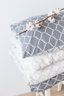 İki Yatak set gri ve bej, Cool kardeşler için iki çocuk için. Modern yatak çarşafları, Trend, Minimalizm temiz ev kavramı