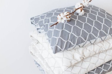 İki Yatak set gri ve bej, Cool kardeşler için iki çocuk için. Modern yatak çarşafları, Trend, Minimalizm temiz ev kavramı