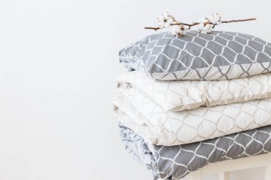 İki Yatak set gri ve bej, Cool kardeşler için iki çocuk için. Modern yatak çarşafları, Trend, Minimalizm temiz ev kavramı