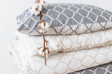 İki Yatak set gri ve bej, Cool kardeşler için iki çocuk için. Modern yatak çarşafları, Trend, Minimalizm temiz ev kavramı