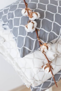 İki Yatak set gri ve bej, Cool kardeşler için iki çocuk için. Modern yatak çarşafları, Trend, Minimalizm temiz ev kavramı